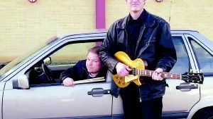 Boogie Leg är en bluestrio med sväng och känsla. På bilden syns två av dem: trummisen Stefan Wållberg och gitarristen och sångaren Johan Wigge. I morgon är det releasefest för skivan "Cut To The Bone" med tolkningar av bland annat BB King och Peter "Memphis slim" Chatman.
FOTO: PONTUS EKLUND