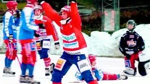 Faiks Peter Forstén jublar efter ett av hemmalagets mål i segermatchen mot tabelltvåan Järhaga. Finspång vann med 6-2 och befäste sin position ytterligare i toppen. 
FOTO: TITTI OLOVSSON