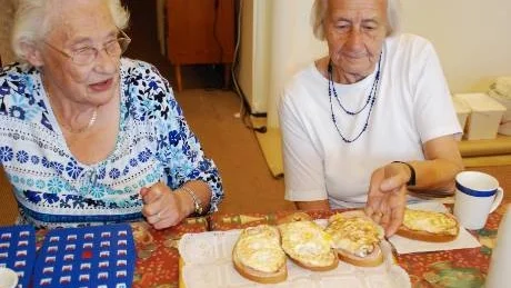 Efter tre bingoturer är det dags för de sedvanliga äggmackorna. Ingegerd Karlsson och Mona Andersson hugger in.