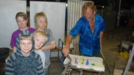 Alfons, Kevin, Emanuel och August tittade på när Birger Karlsson tillverkade en liten svan.