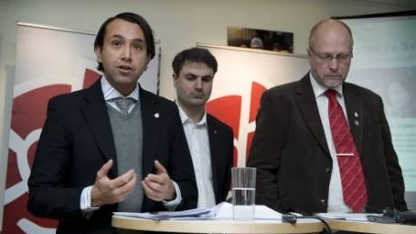 Socialdemokraternas jobbrådslag överlämnade på onsdagen rapporten "Jobben först - en starkare arbetslinje" till partisekreterare Ibrahim Baylan (mitten). Luciano Astudillo (tv) och Sven Erik Österberg (th). Foto: Anders Wiklund/Scanpix