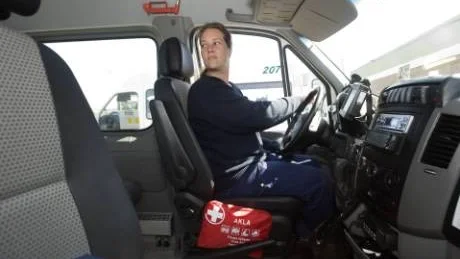 Kudden med första förband kan i framtiden kompletteras med en defibrillator. Ann-Sofie Harnesk är positiv till att taxiförare i framtiden kan hjälpa till att rädda liv.