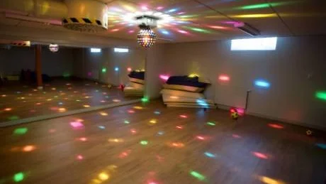 I källaren finns den här lokalen, som är tänkt att användas för rörelse. Discokulan är på plats och nu fattas bara barnen, som börjar på måndag.