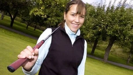 Cornelia Fredheim fick ett wild card till Söderbergs Ladies Open på Bråviken. I går gjorde hon sin premiärrunda.