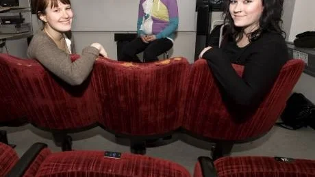 Campusstudenterna Erika Pohjanen, Louise Berg och Emelie Månsson vill skapa en diskussion    om feministisk pornografi med utställningen Excite Me på Arbetets museum. I den visas bland annat en av de uppmärksammade filmerna i filmantologin Dirty Diaries. Foto: Titti Olovsson