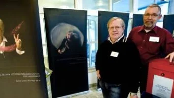 Lars Nilsson och Lars Mokvist i fotoutställningen "Tio kvinnor med kol". Foto: Anita Kjellberg
