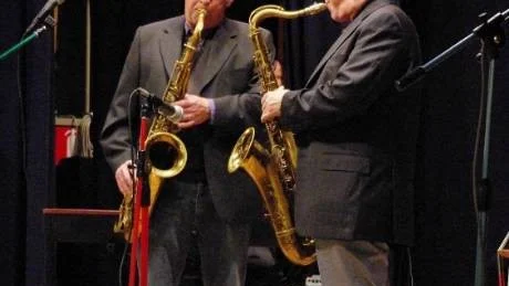 Gästsolisten Nisse Sandström (t v) och Scott Hamilton, båda tenorsax, kompletterade varandra utmärkt i gårdagens jazzkonsert i Rejmyre Folkets hus inför en entusiastisk publik.  Foto: Patrik Selsfors
