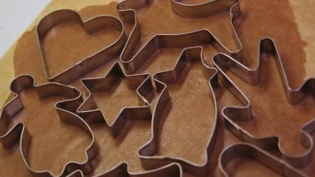 Tunna pepparkakor blir bäst om man kavlar degen mellan bakplåtspapper. Med olika mått kan man utnyttja degen maximalt.
Foto: Dan Strandqvist