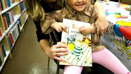 Joelle Hjulberg, 5, visar upp sin prisbok som hon fick i jubileumstävlingen på Skärblackas bibliotek. Mamma Sofia gläds med sin dotter.Foto: Sören Boström