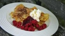 Njutning. Nygräddade pannkakor med sylt, bär, vispad grädde och en nypa socker. Underbart gott antingen det är frukost, lunch eller middag.
Foto: Dan Strandqvist