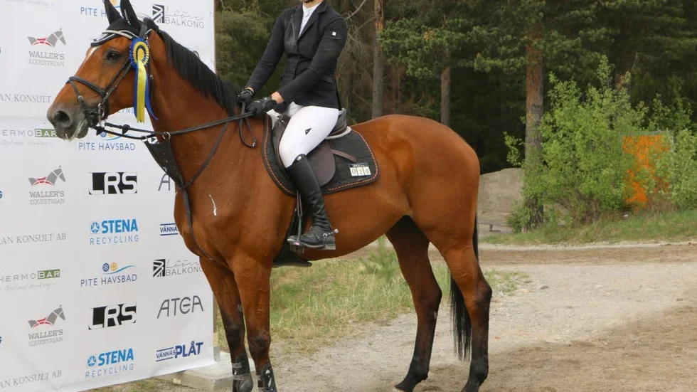 Efter fredagens seger har Wilma Marklund, Piteå Ridklubb, och hästen Clara 86 en bra chans på en SM-medalj. (Arkivbild)