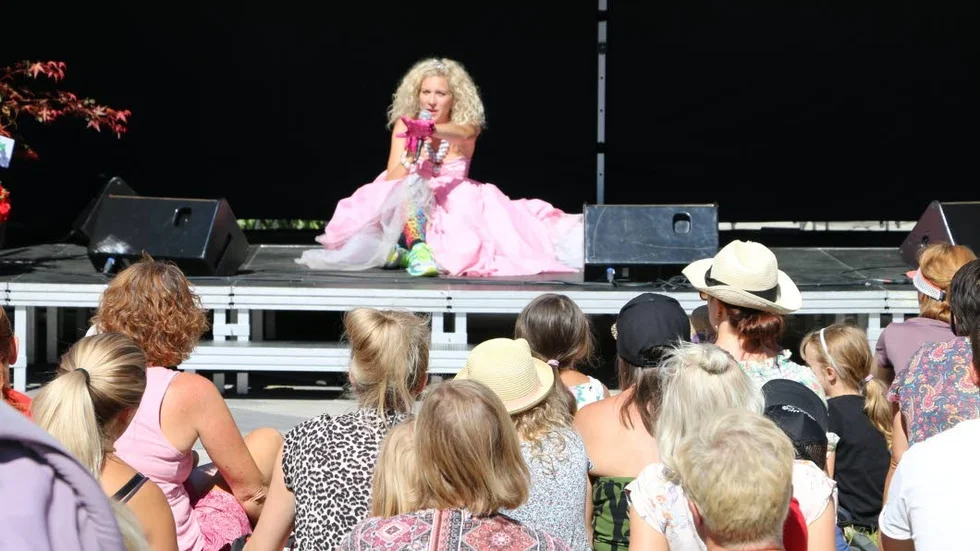 Prinsessan Sandra är detsamma som talangfulla sångerskan Sandra Dahlberg.