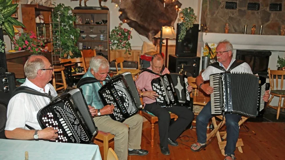En grupp spelmän från Saltdals Dragspelsklubb, Norge bjöd på bra musik under kvällen.