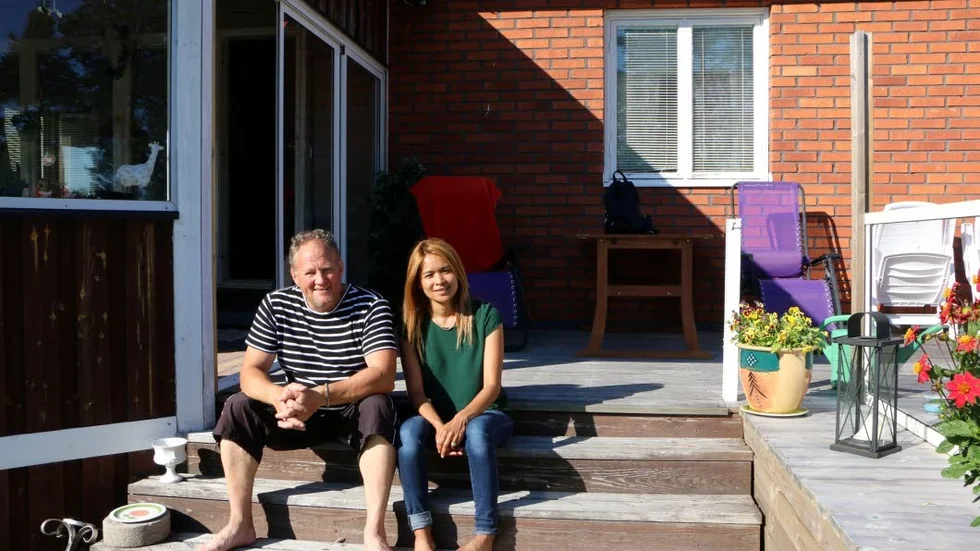 Här, hemma på gården i Skuthamn, lever de gott tillsammans Ove Sandberg och Rebella Balingit. Nu hotas idyllen av vad de menar är administrativa myndighetsmisstag.