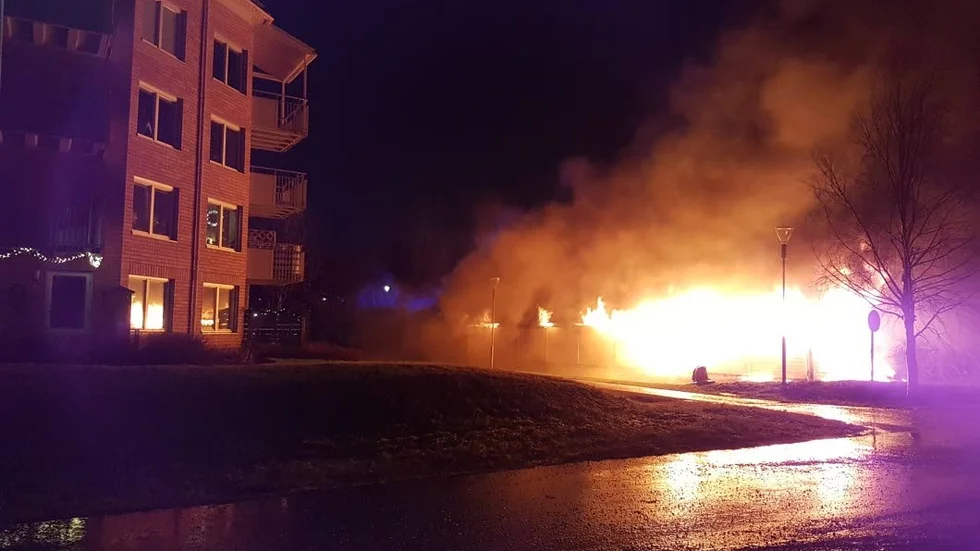 Branden hade ett explosionsartat förlopp men som tur var blåste det åt rätt håll.