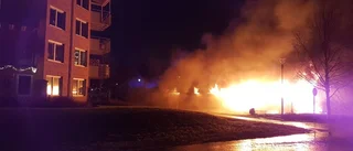 Bilar totalförstörda i explosiv brand