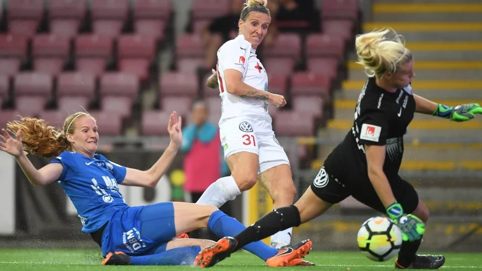 ESKILSTUNA 20180823 
Rosengårds Anja Mittag gör 0-1 bakom Eskilstunamålvakten Emelie Lundberg under torsdagens damallsvenska fotbollsmatch mellan Eskilstuna United och FC Rosengård på Tunavallen. Foto Fredrik Sandberg / TT kod 10080