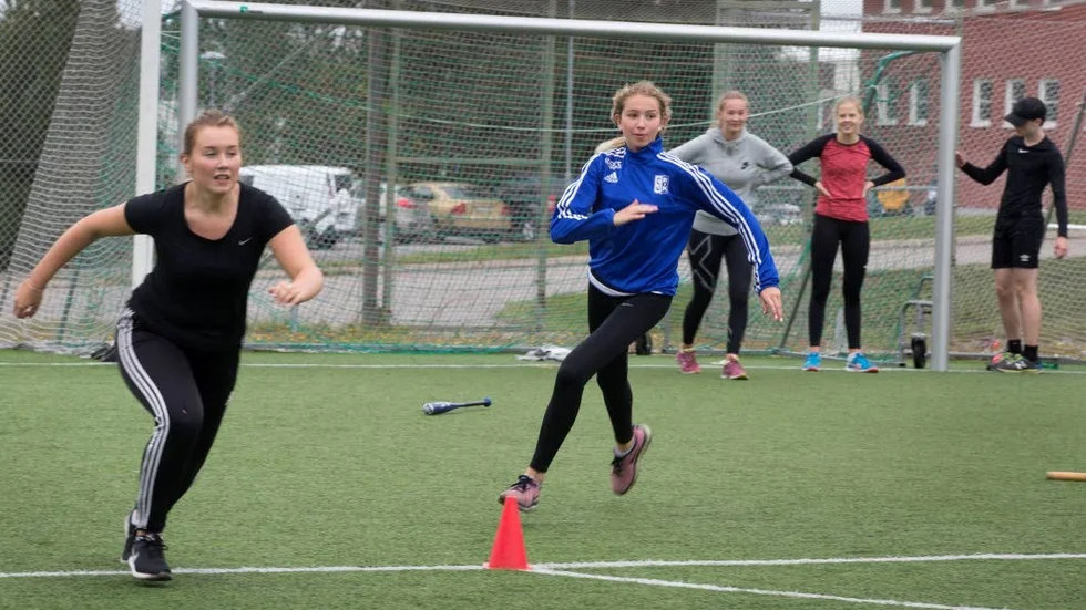 Klasskompisarna Meja Barklöf och Isabella Wallström-Baum tar i med alla krafter när de springer runt brännbollsplanen.