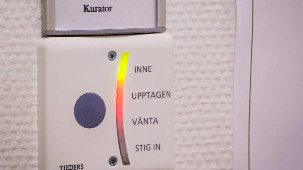 Den här synen möts eleverna ofta av i kuratorns väntrum. Kuratorn sitter redan i samtal med en annan elev.