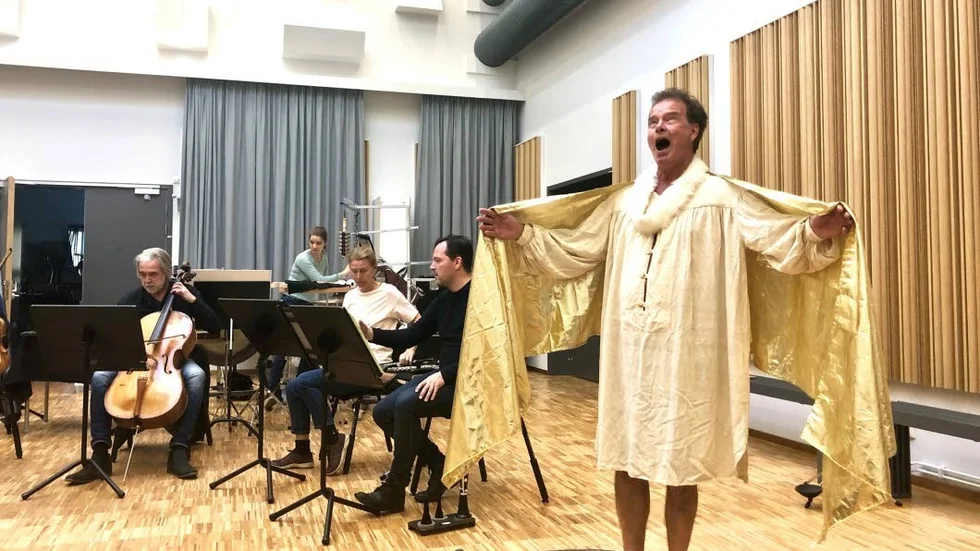 Olle Persson i en badscen i "Eight songs for a mad king".