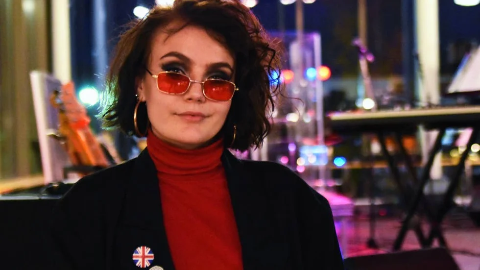 Lovisa Arffman, ES3B, rockar 80-talstemat med ett par röda brillor och stora örhängen. Hon tycker att projektresultatet blev bättre än förväntat.