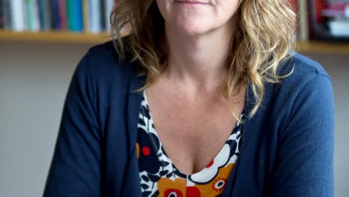 Rektor Eva Lundmark ser fram emot en säkrare trafiksituation kring skolan när personalparkeringen flyttats. (Arkivbild)