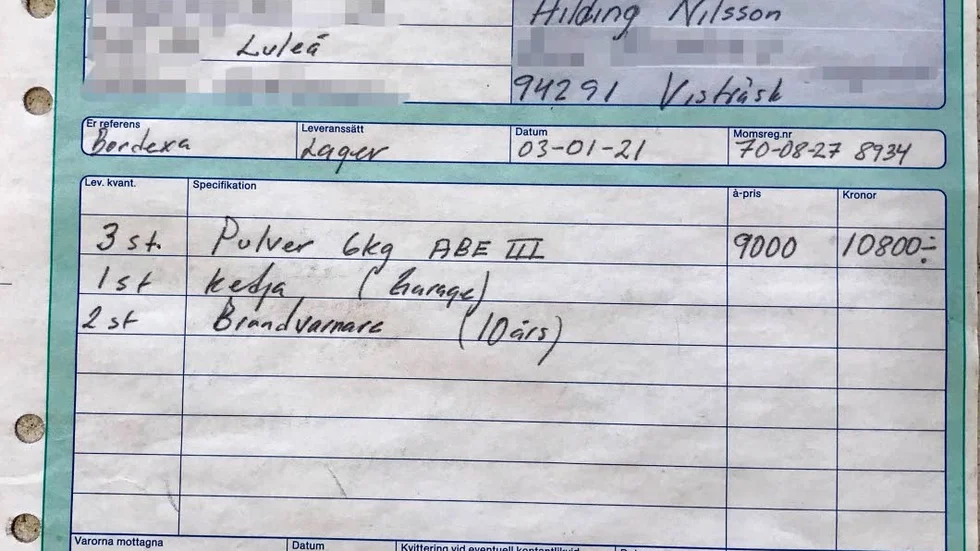Här är kvittot från den 21 januari 2003 som Bertil skrev först. Där har han angett tre pulversläckare, en säkerhetskedja till dörr samt två brandvarnare. Man var överens om ett slutpris på 9 000 kronor, men Bertil skrev in moms och en slutsumma på 10 800 kronor. Sedan kom ett nytt kvitto att skrivas...