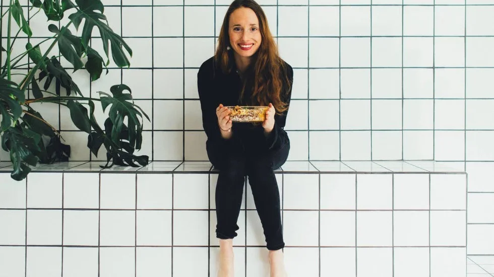 Hanna Olvenmark driver instagramkontot @portionenundertian och tipsar om hennes bästa tips för att få ned matkostnaden.