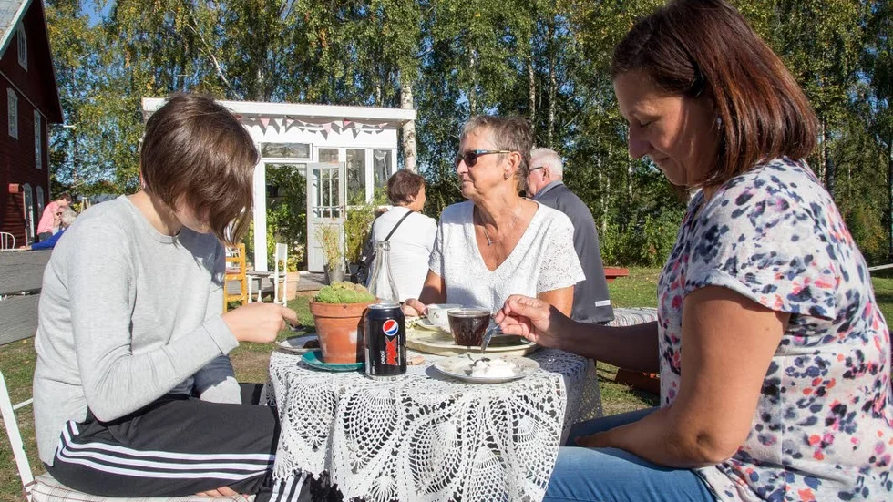 Ella Sturesson, Gun Sturesson och Anette Standar fikade i solskenet.
