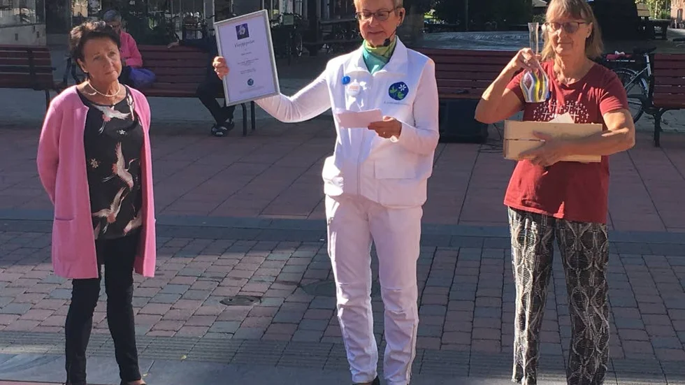 Ellen Larsson fick Vitsippspriset av Helen Lindbäck och Anne Bjernhagen.