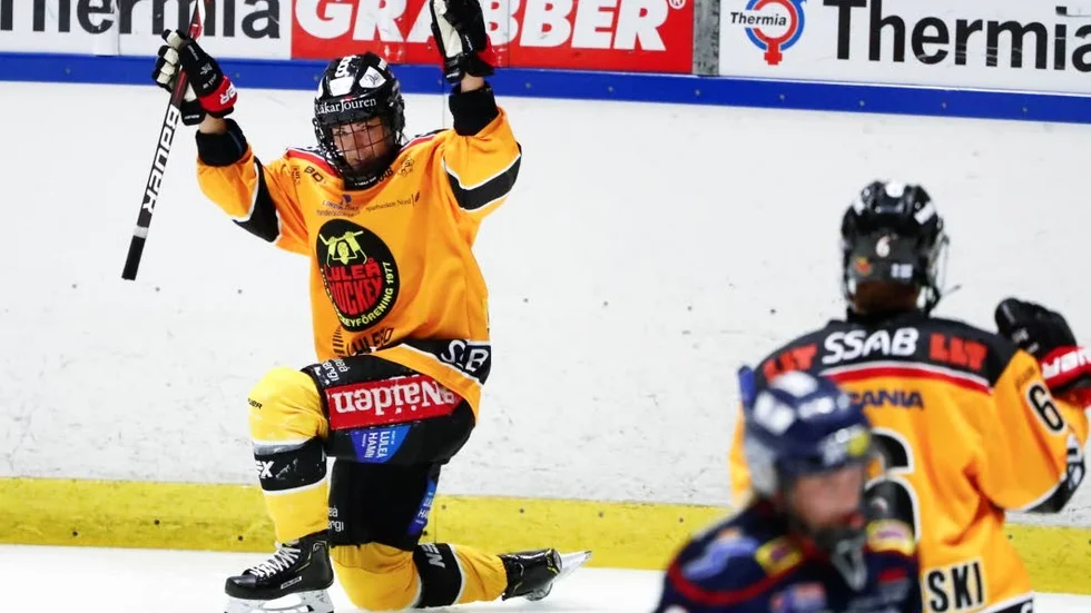 Rebecca Stenberg jublar efter sitt 1–0-mål under premiären mot Linköping – det var ju säsongens första mål i SDHL.