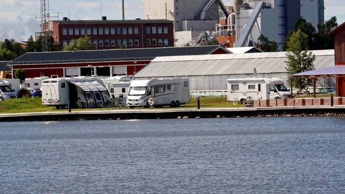 Piteborna har levt med lukt och buller från Smurfit Kappa i alla år, är det inte dags att Kappa tar ansvar för miljöarbetet nu?, undrar signaturen Bäll - och får svar direkt av fabriksledningen. (Arkivbild)