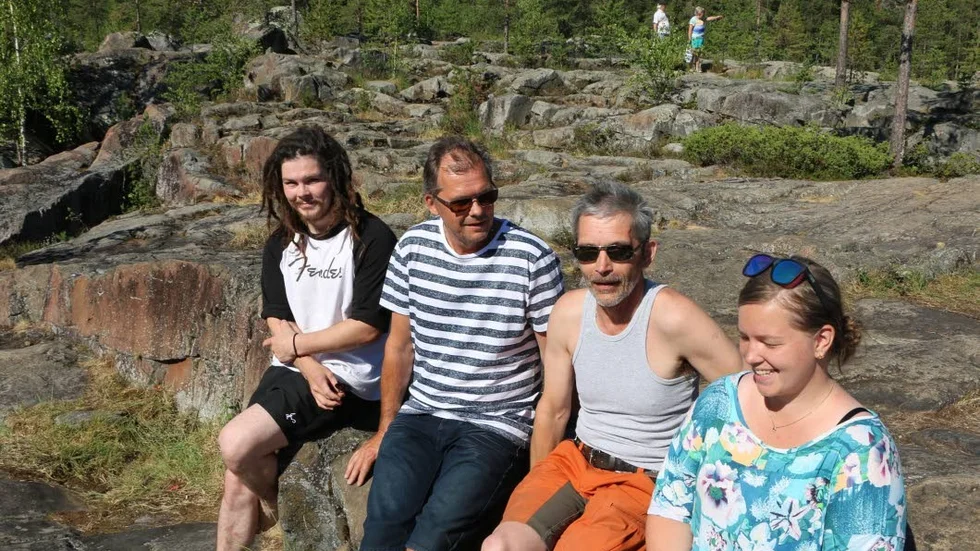 Niklas Granlund, Jonny Lindström, Benny Granlund och Anna Karlsson sitter och tittar på utsiken.