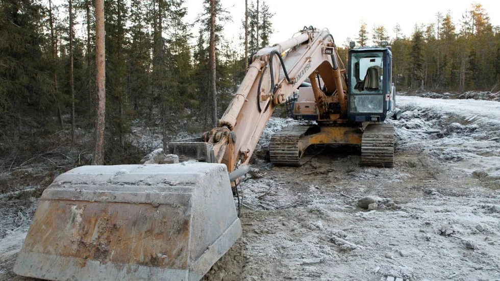 Grävmaskinen som är runt 30 år gammal går bara ett fåtal timmar om året, vilket gör det lite extra surt att behöva betala för reparationerna.
