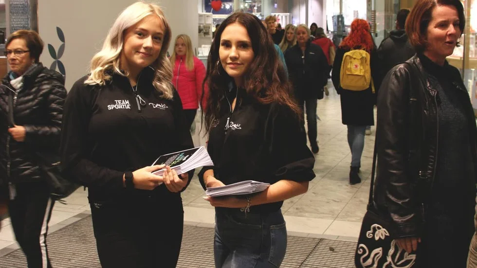 Musik- och dansskolan firade 50 år. På plats för att dela ut information om hsten föreställningar fanns Josefine Wikberg och Alma Viklund.