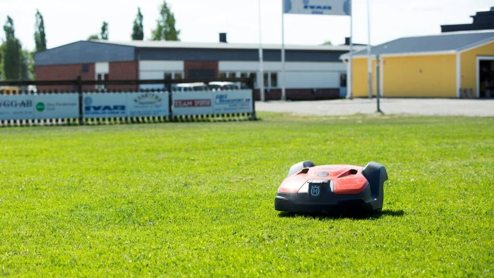 Först fick Infjärdens SK bidrag för en robotsgräsklippare. Nu beviljas ytterligare fyra föreningar pengar för en självgående gräsklippare. (Arkivbild)