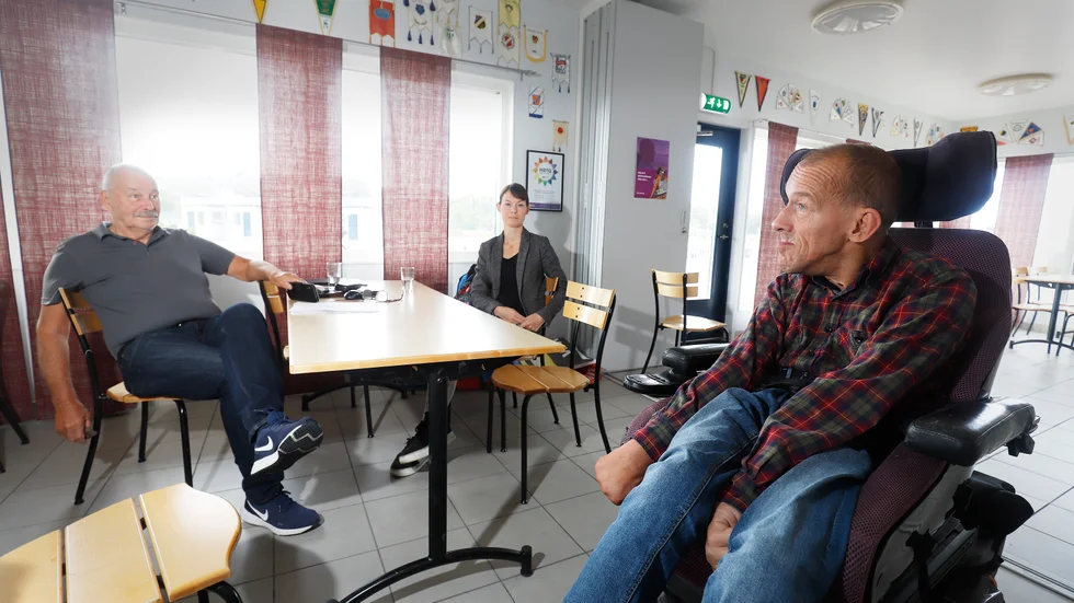 Ulf Karlsson med pappa Jörgen och Eskilstuna bandysällskaps ordförande Sara Boëthius.
