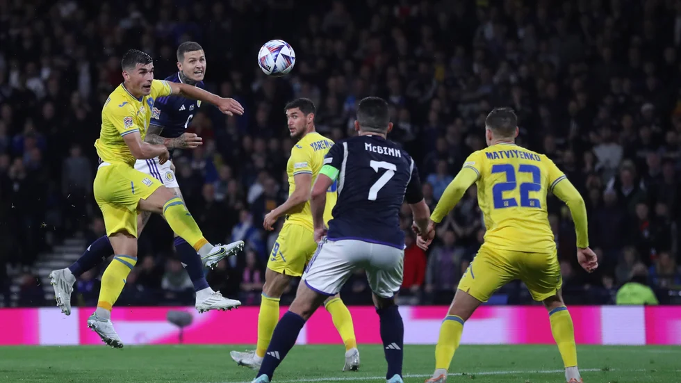 Lyndon Dykes, tvåa från vänster, nickar in sitt första av två mål i 3–0-segern över Ukraina.