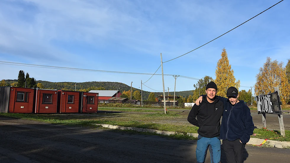Wild West hotel byggs med moduler. "Vi ska bygga 68 rum på 68 dagar så det var enda alternativet", säger delägaren Joel Stenvall till höger om Robin Salén, delägare och platschef.