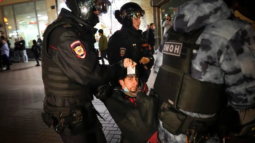 Poliser bär iväg en manlig demonstrant i Moskva. Ryssar protesterade mot den utökade krigsmobiliseringen i flera städer.