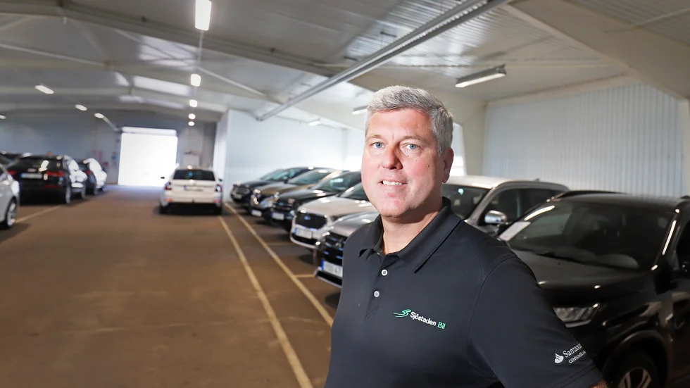 Johan Duvner, delägare och säljare på Sjöstaden bil, spår att de höga begagnatpriserna på bilar kommer att hålla i sig.
