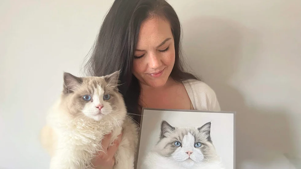 Här med den egna Ragdollkatten Giro som Nicole porträtterat.