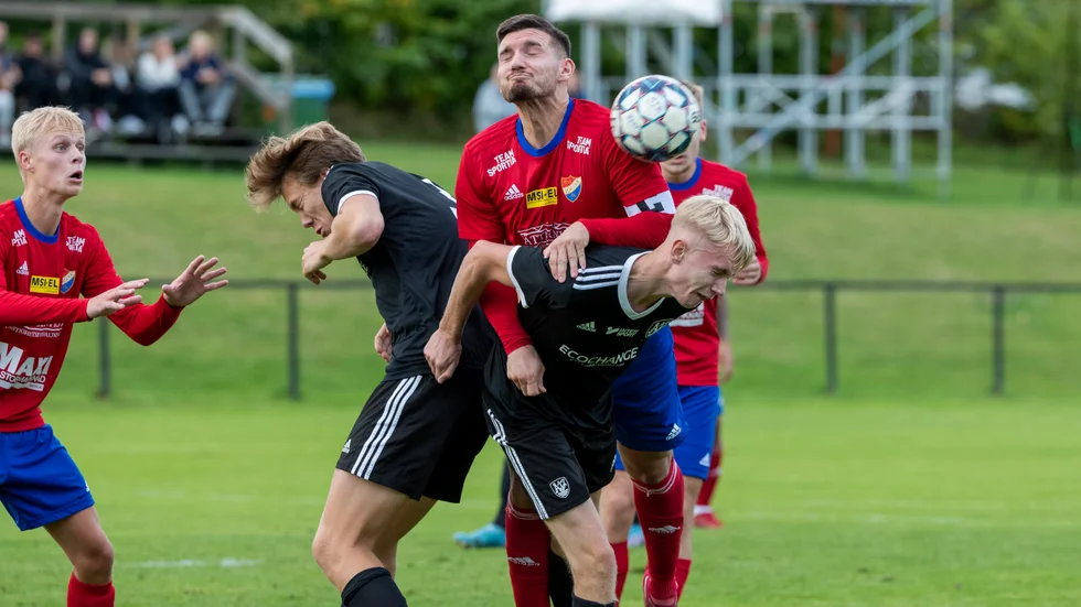 Adnan Zekic, Borens IK:s nyckelspelare de senaste åren, kan vara på väg bort från klubben. Han är i träning med Mjölby AI.