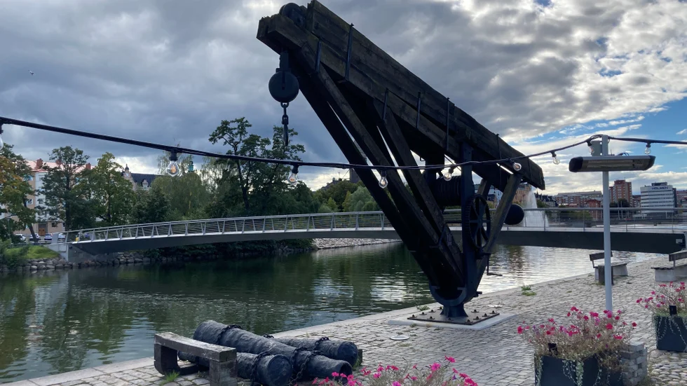 På kajen kanonerna som kranen lyfte i hundratal när de kom med båt från Finspång. Men den här kranen har aldrig använts. Det är en kopia på kranen som finns vid Kranakajen.