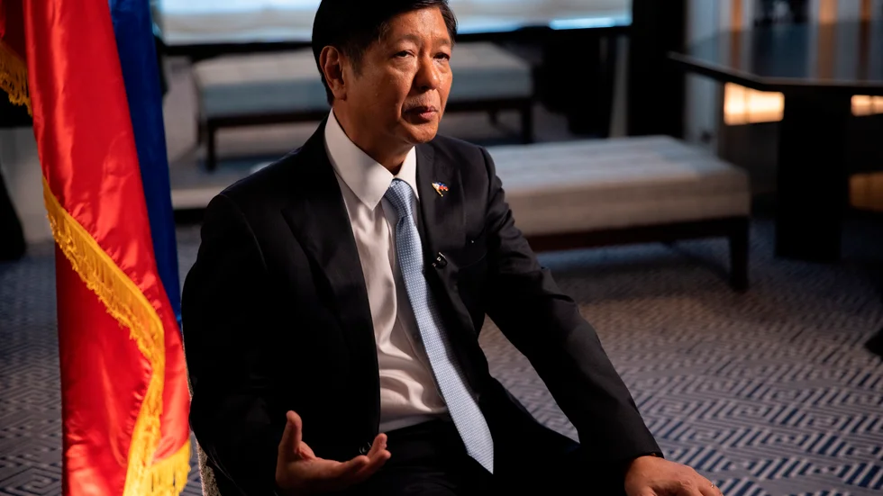 Filippinernas president Ferdinand Marcos Jr vill köpa rysk olja och knyter samtidigt an till USA och Kina i en storpolitisk balansgång. Bilden togs när han intervjuades av AP i fredags.