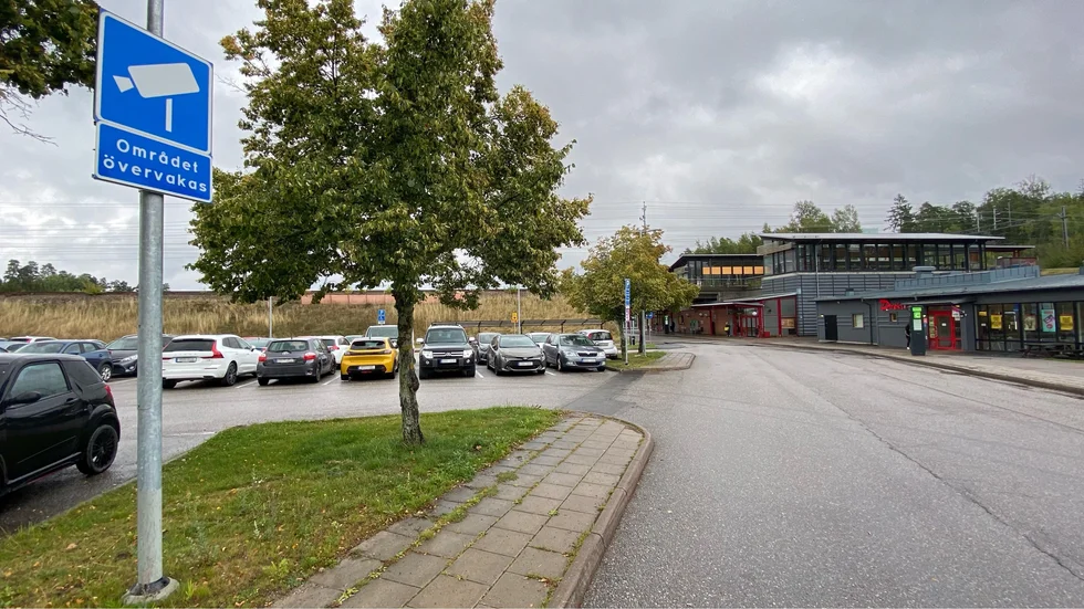 En person bröt sig in i en bil som stod parkerad vid Läggesta station – men misslyckades med att tjuvkoppla den.