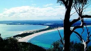 Mesta tiden bodde de i lilla samhället Teagardens, 20 mil norr om Sydney. På bilden syns Stilla havet på höger sida och Port Steven på vänster sida.
