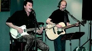 Trots en viss åldersskillnad trivs Johan Johansson och Kjell Höglund ihop. Det visade duon under spelningen i Folkets Hus.Foto: Magnus Petersson