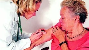 För få har vaccinerat sig mot årets influensaepidemi i Finspångs Kommun. Gamla och sjuka ligger i riskzonen och riskerar till och med att dö av sjukdomen. Nu erbjuder Närsjukvården (NiF) gratis vaccination alla dagar fram till nyår.Foto: Scanpix