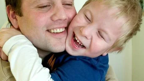 Fille är familjens smeknamn på Filip, som fick en annorlunda start i livet. I mammas mage upptäckte läkare att Fille hade ett hjärtfel.